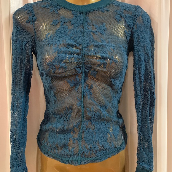 Beautiful top - Picture 8 of 9